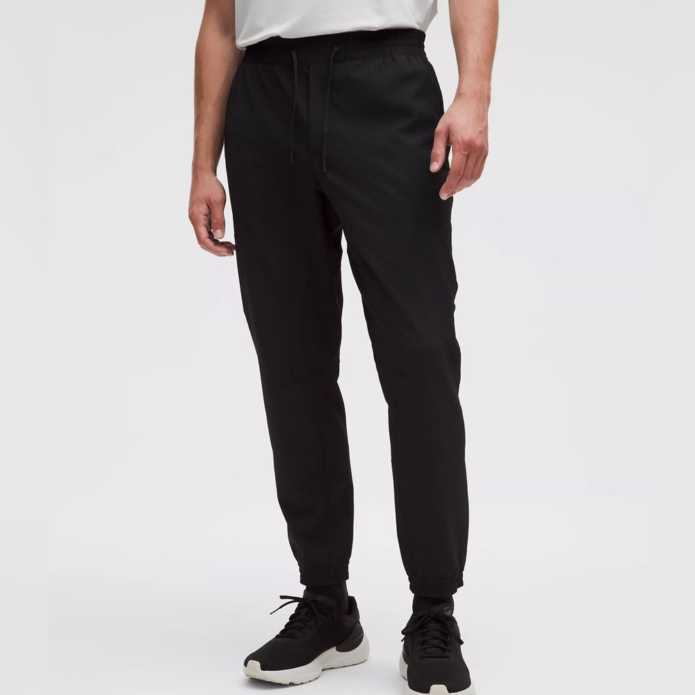 Lululemon Men License to Train Textured Jogger in black small - in stores!